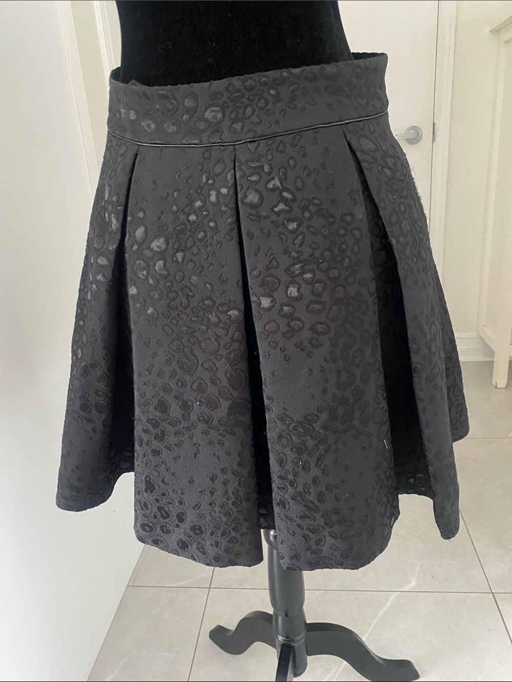 GUESS LA Black Textured Leopard Print Full A-Line Skirt with Tuile lining Size 8
